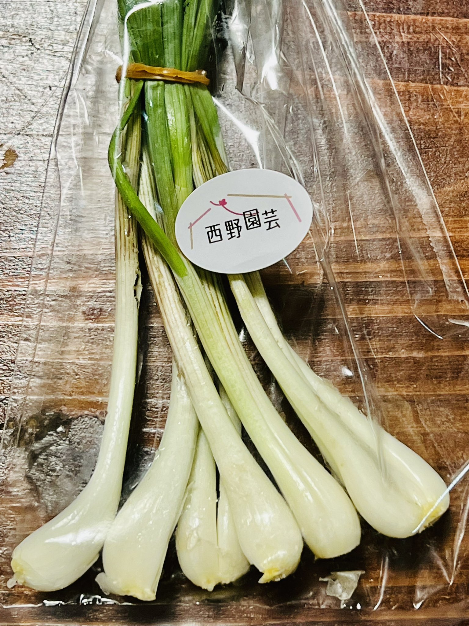 八丈島西野園芸 エシャレットミニ知識 エシャロットとエシャレットは別の野菜です エシャロットは小タマネギの一種ですが エシャレットはラッキョウを早期に収穫したものです 根ラッキョウとも呼ばれます お酒のおつまみに最高ですよ