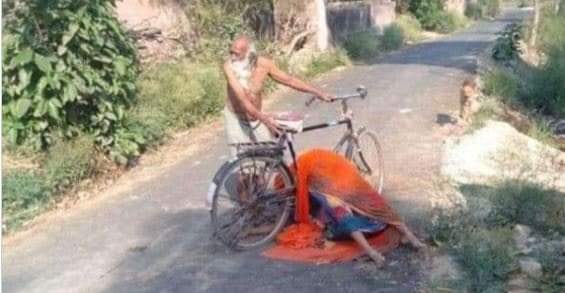 Añkit Yadav 🇮🇳 (@iankityadav19) on Twitter photo <a href="/BBCHindi/">BBC News Hindi</a> साइकिल पर नरेंद्र मोदी के ड्रामे के बीच आपको यह फोटो याद रहनी चाहिए। यह तस्वीर कोरोनाकाल की है। साइकिल पर लदा शव जौनपुर उत्तर प्रदेश निवासी तिलकधारी सिंह की 55 वर्षीय पत्नी राजकुमारी सिंह का है। राजकुमारी की जिला अस्पताल में कोरोना संक्रमण से मौत हो गई थी।।
मूर्ख प्रधानमंत्री ! <a href="/BBCHindi/">BBC News Hindi</a> साइकिल पर नरेंद्र मोदी के ड्रामे के बीच आपको यह फोटो याद रहनी चाहिए। यह तस्वीर कोरोनाकाल की है। साइकिल पर लदा शव जौनपुर उत्तर प्रदेश निवासी तिलकधारी सिंह की 55 वर्षीय पत्नी राजकुमारी सिंह का है। राजकुमारी की जिला अस्पताल में कोरोना संक्रमण से मौत हो गई थी।।
मूर्ख प्रधानमंत्री !