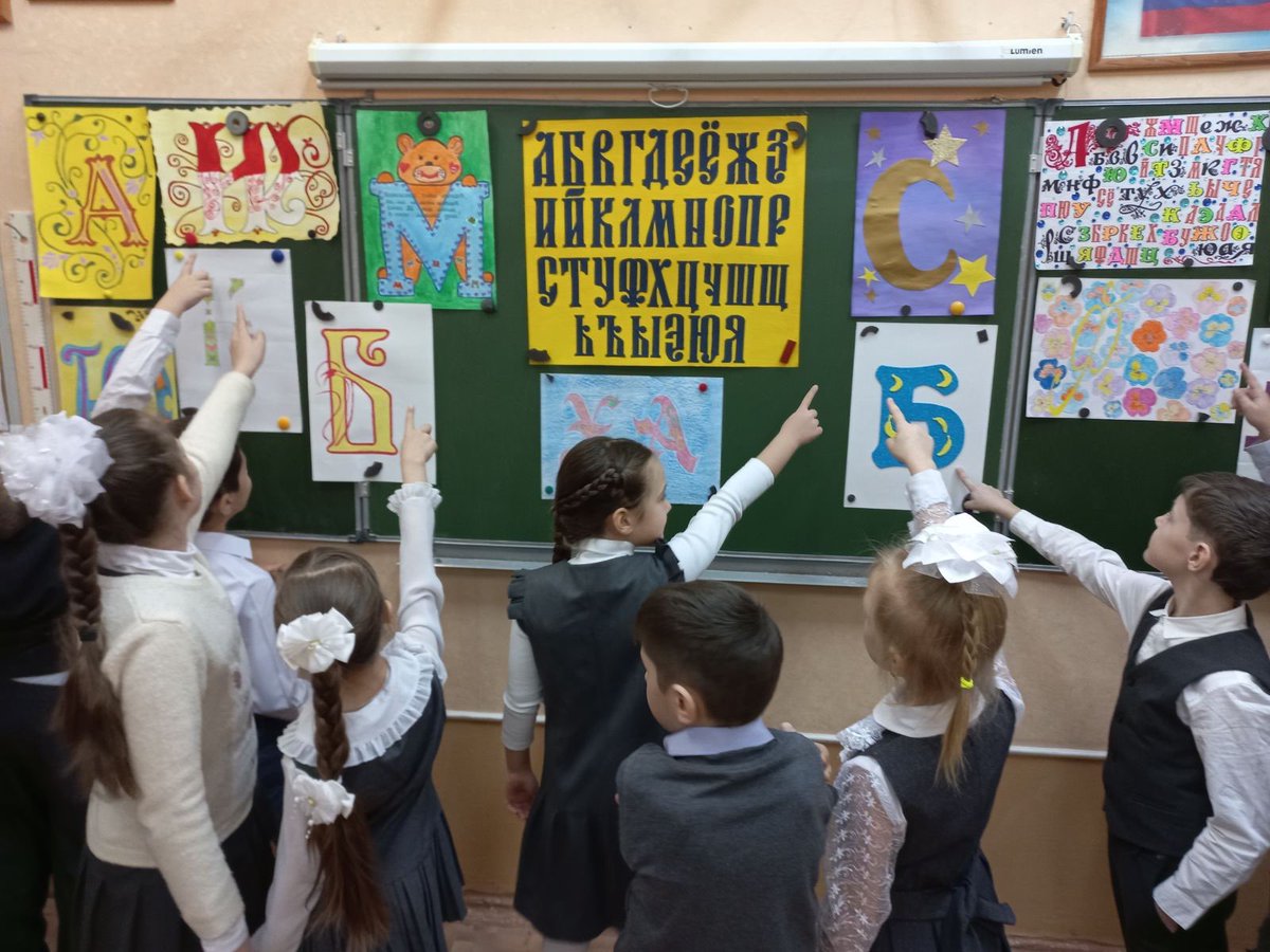 school96samara's tweet photo. Случилось чудо:словно в сказке, 
Все буквы дружно сняли маски! 
Ты знаешь Азбуку!Теперь 
Тебе открыта к знаниям дверь. 
18 февраля 2022г у наших первоклашек прошёл праздник "Прощай,любимая Азбука!"Дети с радостью показали,чему научились. Они рассказывали стихи,танцевали и играли. https://t.co/CigI86PS8K