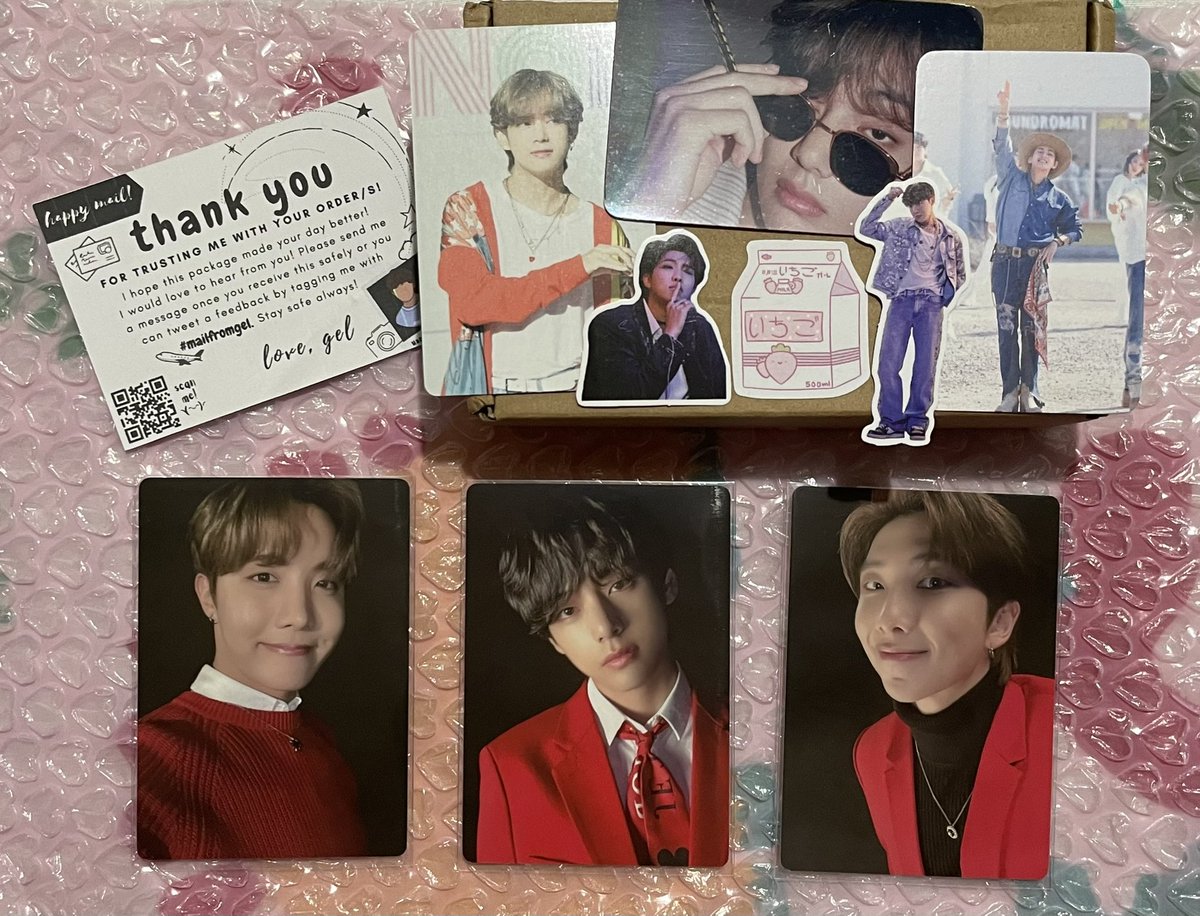 Kooooooookie_V's tweet photo. V came home safe kasama pa ang dalawang Hyung niya. Thank you @angelscart_ for these PCs, freebies and smooth transaction 💜. Ang ilap pauwin ni V dito eh. #mailfromgel.
#Taehyung #Namjoon #Hoseok #BTS #BackpackPC https://t.co/2DZly6eH73