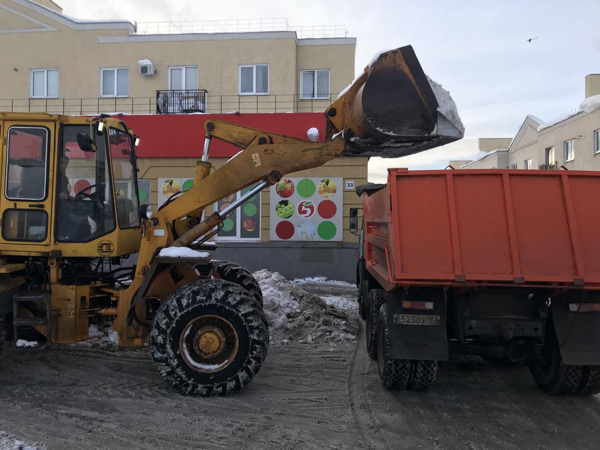 Уборка снега механизированным и ручным способом с придомовой территории в мкр.Крутые Ключи силами Управляющей компании.