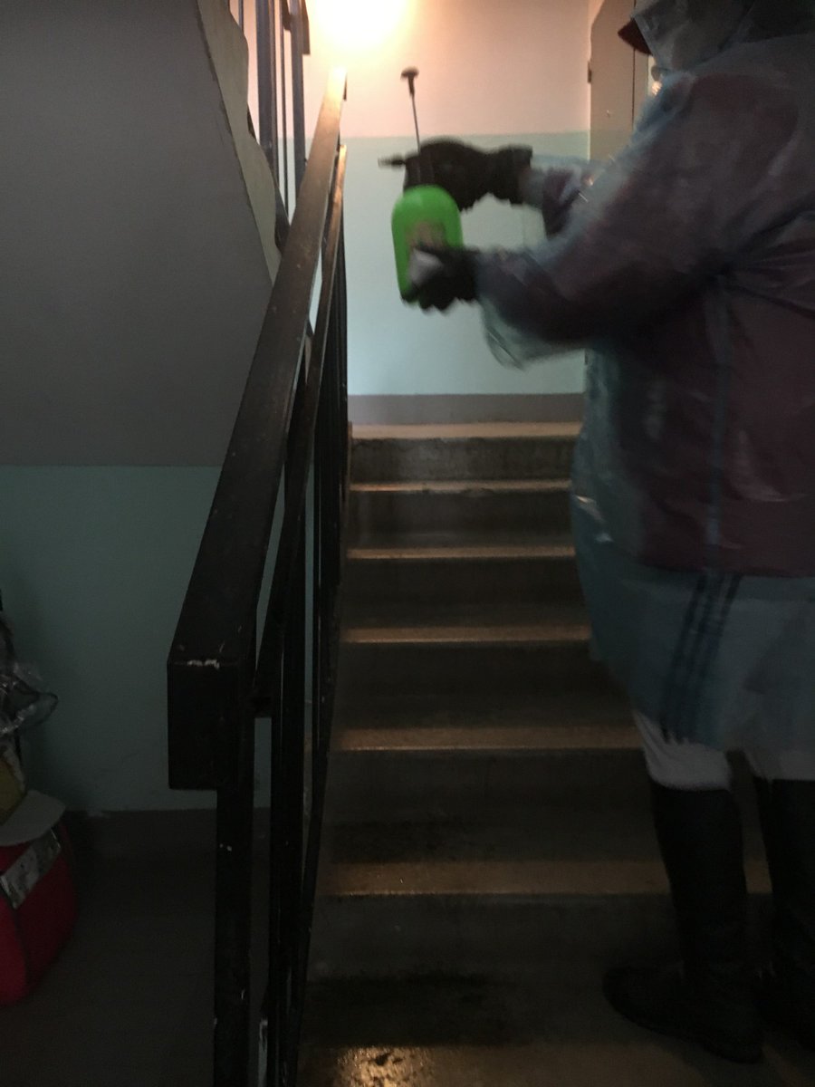 В целях обеспечения санитарно-эпидемиологического благополучия населения в связи с распространением коронавирусной инфекции,  в МКД мкрн. Крутые Ключи проводится ежедневная дезинфекция мест общего пользования.