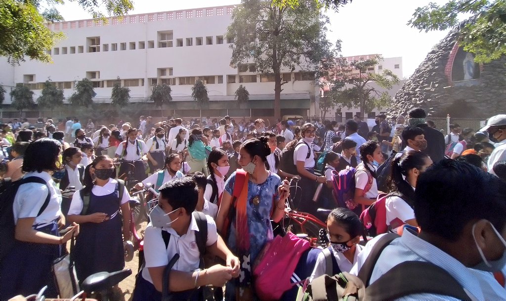lalitgajjer's tweet photo. First day of school after long time. Outside and inside.
#school #reopen #offlineclassesfor1styear #Traffic #studentlife #chaos #Ahmedabad #amdavad https://t.co/5JVXFYl2Xm