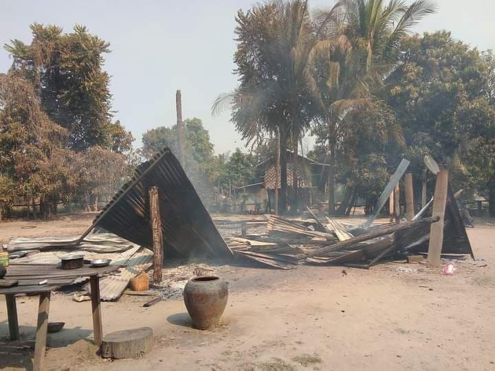 spring21MM's tweet photo. (1/2)
Terrorist Troops Raided 2 villages on the east of Chindwin River in #Mingin Tsp,Sagaing Region on Feb 20,Burnt Down at least 220 houses from 2 villages, Burnt Alive 3 villagers to Death and Shot Dead a villager on the road.
-Besides, Many villagers...
#2022Feb21Coup https://t.co/FmWQfrnZcI