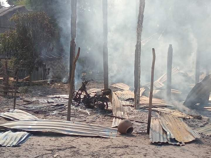 spring21MM's tweet photo. (1/2)
Terrorist Troops Raided 2 villages on the east of Chindwin River in #Mingin Tsp,Sagaing Region on Feb 20,Burnt Down at least 220 houses from 2 villages, Burnt Alive 3 villagers to Death and Shot Dead a villager on the road.
-Besides, Many villagers...
#2022Feb21Coup https://t.co/FmWQfrnZcI