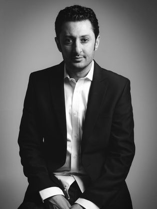 Q8encyclopedia's tweet photo. حمد الصراف، مخرج سينمائي، كاتب سيناريو، ومنتج كويتي. شق خطواته الأولى في السينما بفيلم قصير  بعنوان “فيكتور إلتحق الصراف في عدة دورات  أكاديمية  في العاصمة لندن لتطوير مهاراته الفلميةللمزيد من المعلومات أو إضافة أي تعديل للسيرة الذاتية برجاء زيارة الموقع https://t.co/w0Y5tGi4j7 https://t.co/N1jqKIfZc9