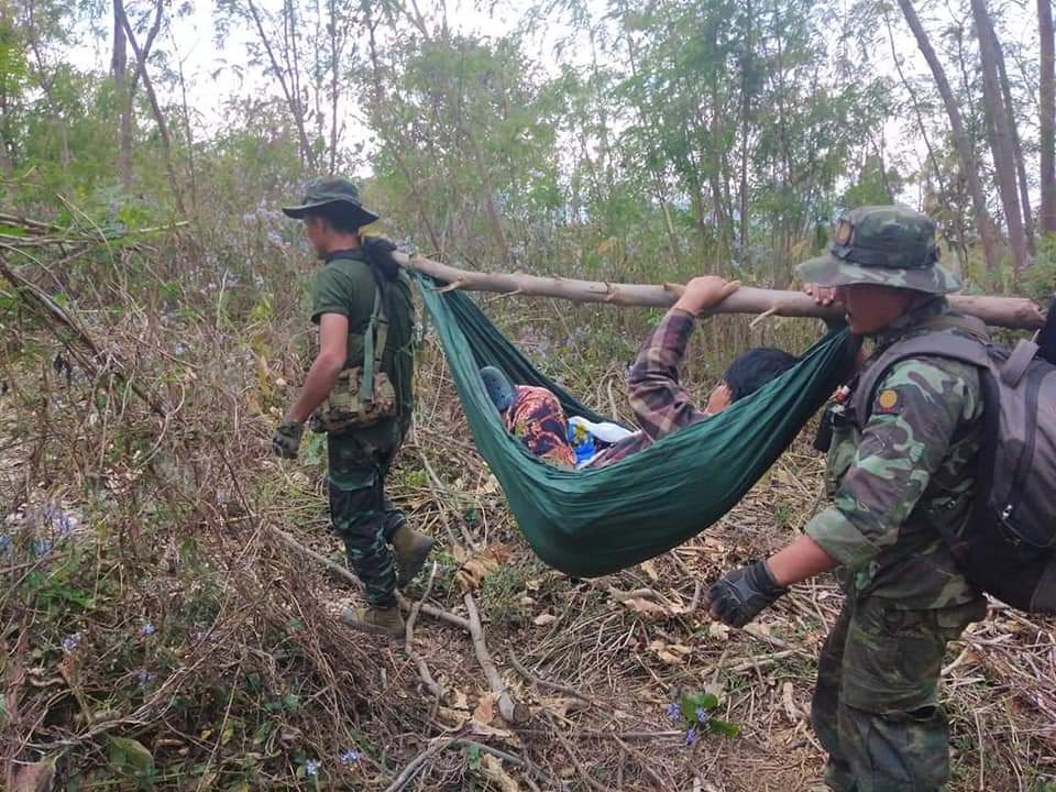 Scenes of comrades of KNDF B-03 #PheKhon zone helping the trapped locals and puppies due to intensive battles in MongPai (Mobye). At there, offenses and exchange shootings are escalating on a daily basis.

#2022Feb21Coup 
#WhatsHappeningInMyanmar