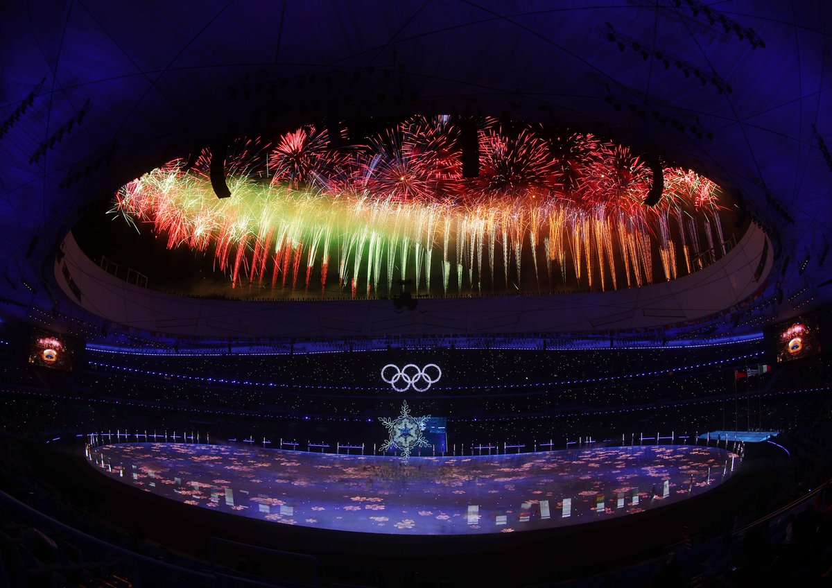 Beijing2022's tweet photo. 🎇🎉Spectacular fireworks at #Beijing2022 #ClosingCeremony
 ❤from #BingDwenDwen 
 
#Olympics #TogetherForASharedFuture https://t.co/85bE0hf9pm