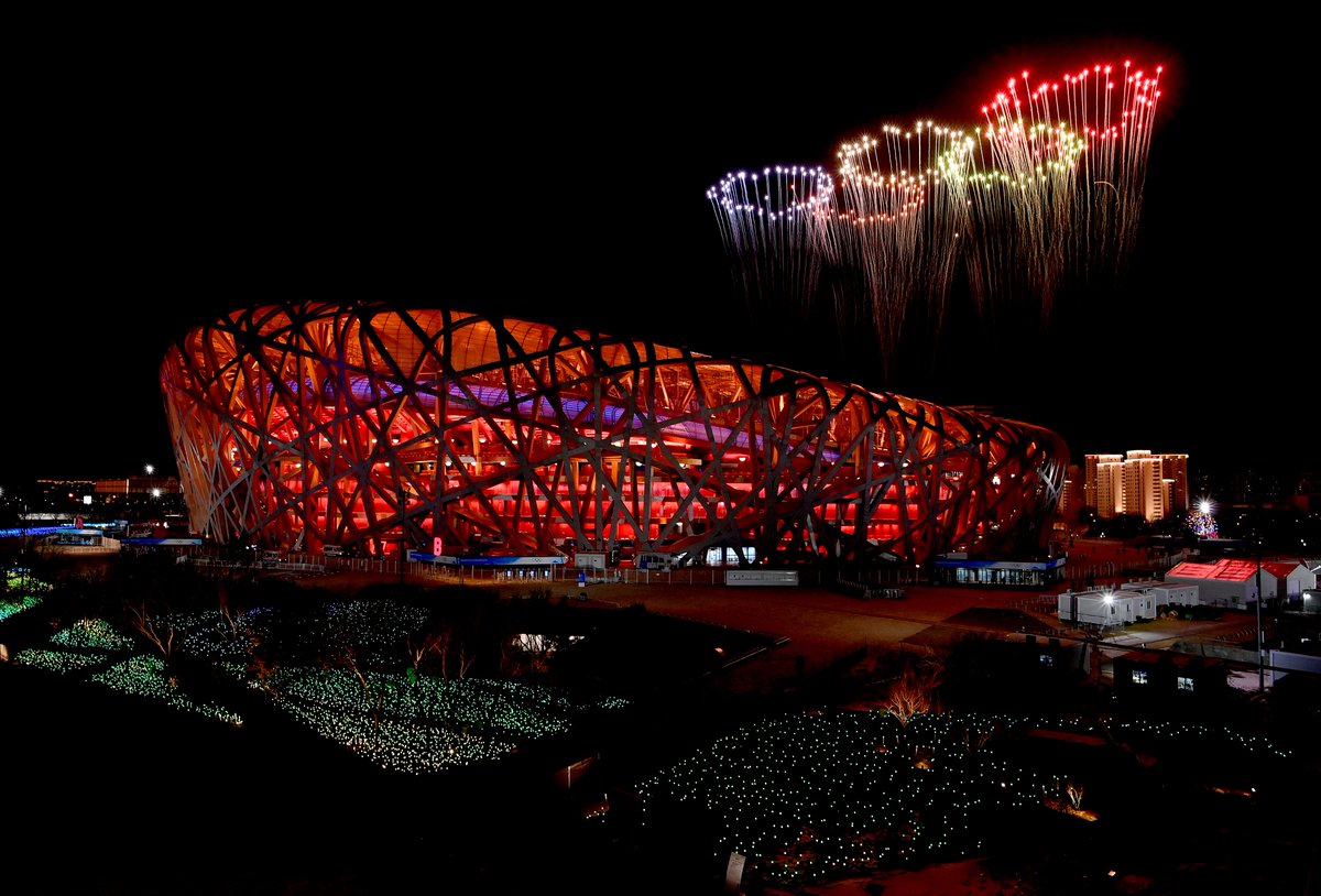 Beijing2022's tweet photo. 🎇🎉Spectacular fireworks at #Beijing2022 #ClosingCeremony
 ❤from #BingDwenDwen 
 
#Olympics #TogetherForASharedFuture https://t.co/85bE0hf9pm
