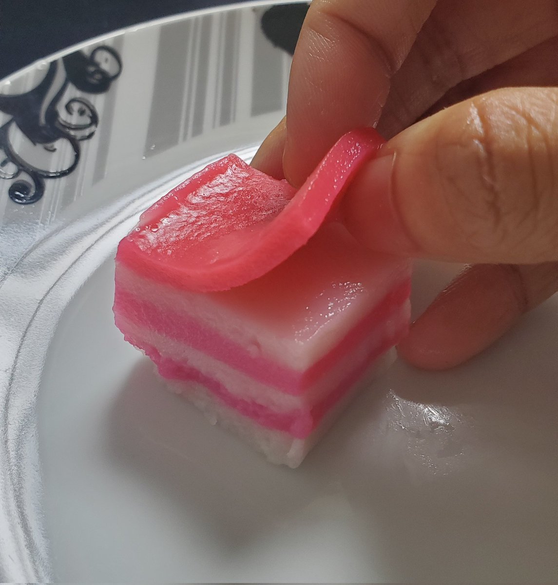 muhdraffiqq's tweet photo. Trying to prove something 

How you eat this? 
Rt for left. Fav for right https://t.co/Gmrhu3hzfn