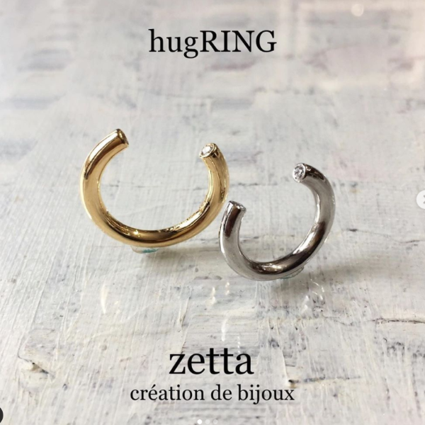 piecezetta's tweet photo. くるりと指に沿う #hugRING 。ゴールドやプラチナをたっぷり使った大人なリングも✨
両端に #ダイヤモンド の使いやすいデザインと、ダイヤモンド×パールの華やかバージョンがあります。パールのお色味を変えると雰囲気ががらりと変わりますね~!
#piecezetta #オリジナルジュエリー #パール https://t.co/MHVWvc9oEj