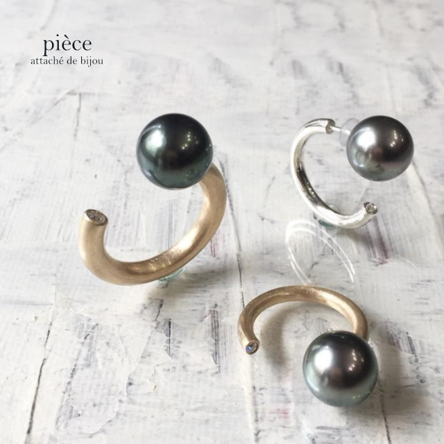 piecezetta's tweet photo. くるりと指に沿う #hugRING 。ゴールドやプラチナをたっぷり使った大人なリングも✨
両端に #ダイヤモンド の使いやすいデザインと、ダイヤモンド×パールの華やかバージョンがあります。パールのお色味を変えると雰囲気ががらりと変わりますね~!
#piecezetta #オリジナルジュエリー #パール https://t.co/MHVWvc9oEj