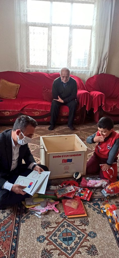 YazIlce's tweet photo. AB ve MEB işbirliğiyle yürütülen Piktes projesi kapsamında okul öncesi eğitime erişimi olmayan Türk ve Suriyeli öğrencilere oyun sandığı dağıtımı gerçekleştirildi. Veli ve çocuklara eğitim meteryallerinin nasıl ve ne amaçla kullanılacağı anlatıldı. 
@tcmeb @Piktes2Projesi https://t.co/aApdfiZEVo