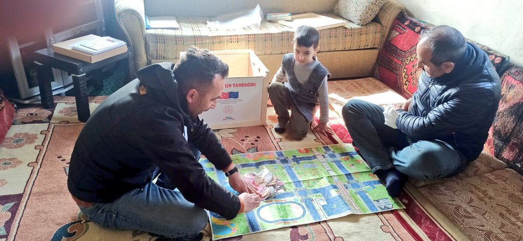 YazIlce's tweet photo. AB ve MEB işbirliğiyle yürütülen Piktes projesi kapsamında okul öncesi eğitime erişimi olmayan Türk ve Suriyeli öğrencilere oyun sandığı dağıtımı gerçekleştirildi. Veli ve çocuklara eğitim meteryallerinin nasıl ve ne amaçla kullanılacağı anlatıldı. 
@tcmeb @Piktes2Projesi https://t.co/aApdfiZEVo