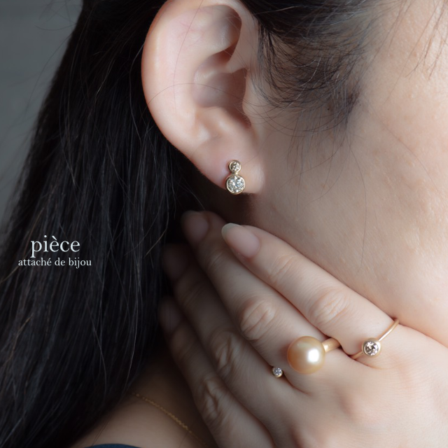 piecezetta's tweet photo. くるりと指に沿う #hugRING 。ゴールドやプラチナをたっぷり使った大人なリングも✨
両端に #ダイヤモンド の使いやすいデザインと、ダイヤモンド×パールの華やかバージョンがあります。パールのお色味を変えると雰囲気ががらりと変わりますね~!
#piecezetta #オリジナルジュエリー #パール https://t.co/MHVWvc9oEj