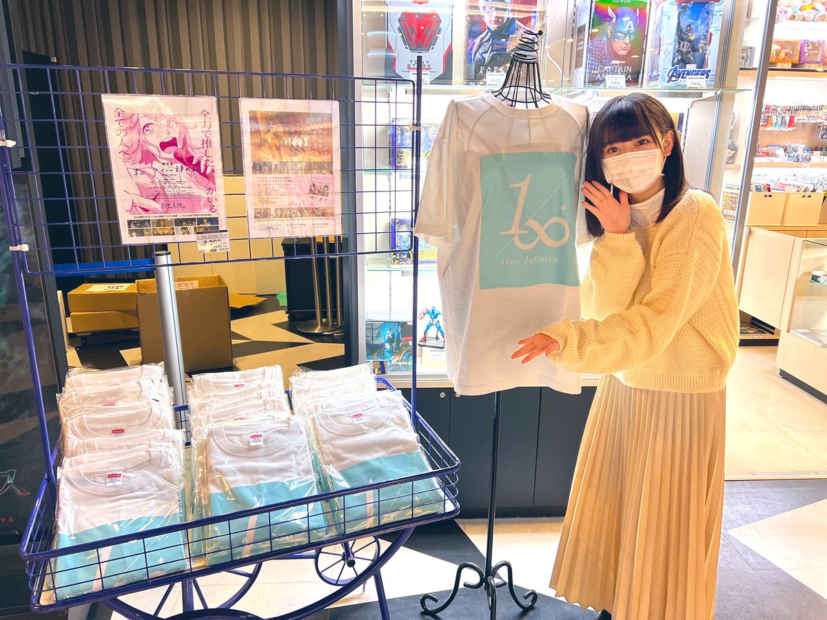 kurohige1975_dq's tweet photo. 劇中、夏目ベールさんや大山大さんも着用しているOne InfinityのTシャツが劇場限定で発売中です。
(税込2200円・XLサイズ)
ちなみに実玖ちゃんは稽古着にしてるそうです☺️
上映期間中だけの販売なのでお早めに🙇♂️
#私アイドル辞めます #映画
#OneInfinity
#イオンシネマ板橋 https://t.co/4lly07oxBd