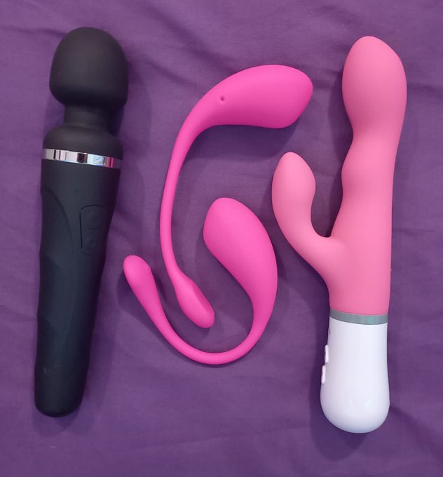 What is she going to do with all these toys today? @LacyLexi1 @Lovense @CamModelToys https://t.co/Qs