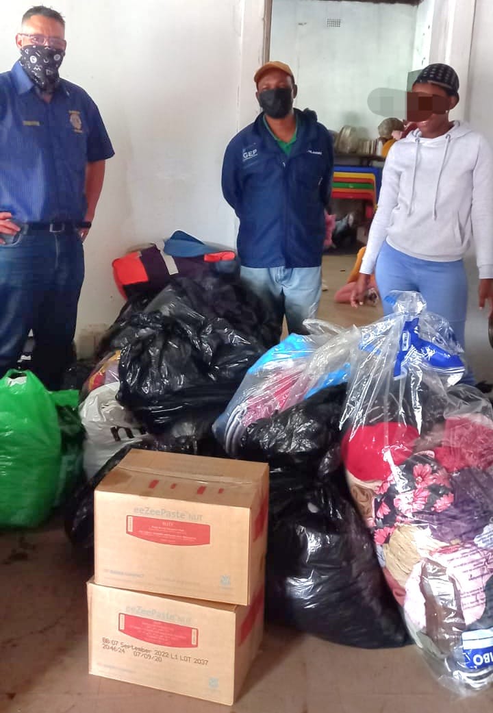 mallofthesouth's tweet photo. 💛🤗 We are spreading the love this month to #HelpThyNeighbour 💛🤗

A big thank you for your supporting our community. Pre-owned clothes were delivered to Doxa Deo &amp; to the members of the Alberton community. https://t.co/vjeIaI6QLP