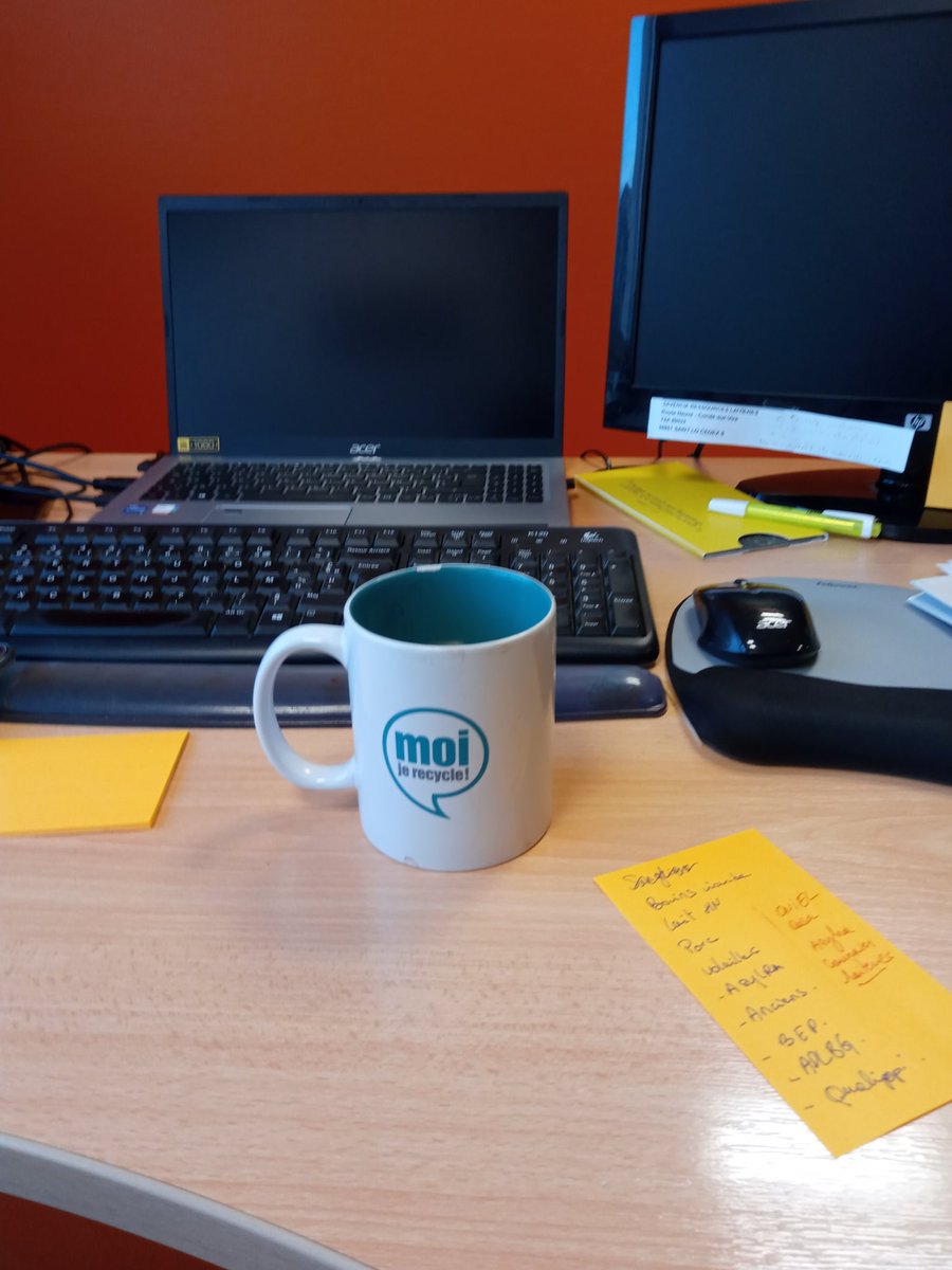 laranquette's tweet photo. Aujourd'hui je bois mon café au bureau, sauf qu'il a une saveur particulière.... Jeudi soir je finirais ma carrière d'animatrice syndicale à la #fdsea89. Après 7 ans et demi, je me lance un nouveau défi professionnel avec le réseau chambre. https://t.co/1GIm6TaUf0