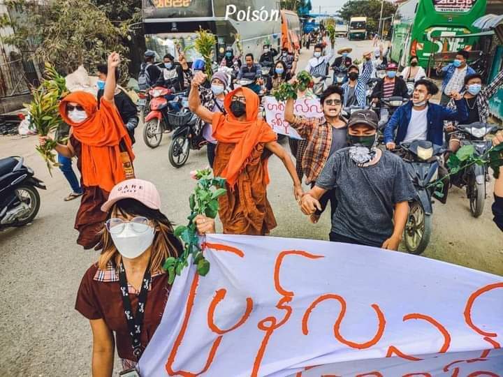 b3rry_y's tweet photo. The protestors from Mandalay continues their march with Aung Thapyay flowers in their hands to root out the fascist terrorists.

#GenocidalMilitary #2022Feb21Coup
#WhatsHappeningInMyanmar
#ICJ_BringSACToJustice https://t.co/texKcMNEIY
