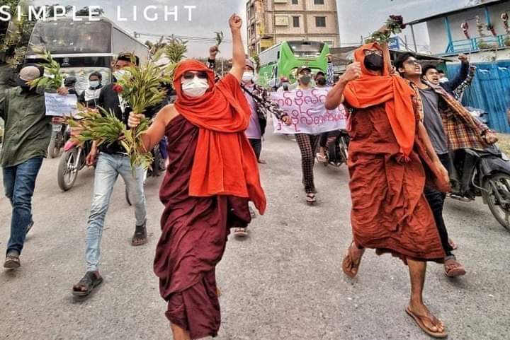 b3rry_y's tweet photo. The protestors from Mandalay continues their march with Aung Thapyay flowers in their hands to root out the fascist terrorists.

#GenocidalMilitary #2022Feb21Coup
#WhatsHappeningInMyanmar
#ICJ_BringSACToJustice https://t.co/texKcMNEIY