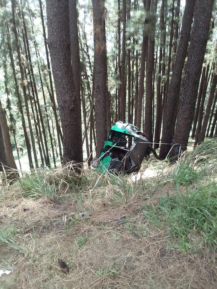KandyinStyle's tweet photo. Appreciation for this lady from South Africa, who visited Sri Lanka.
She helped rescuing children from a Tuktuk, that lost control. The Tuktuk fallen about, 30ft down in mountain road in #Kandy - #Nuwaraelya road.
#VisitSriLanka #SafetyFirst https://t.co/Vbawbe9vF1