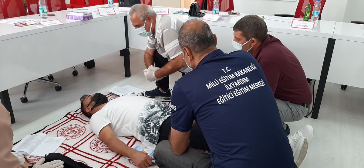 meb_dhgm's tweet photo. 81 ilimizdeki ilk yardım eğitim merkezinde, yaralanma ve sakatlıkların azaltılmasına, yaşam fonksiyonlarının sürdürülmesine katkı sunulması amacıyla “Çocuklarımız İlk Yardım İle Daha Güvende” projesi kapsamında öğretmenimize verilen ilk yardım eğitimi süreci devam ediyor. @tcmeb https://t.co/8aei5HCY4W
