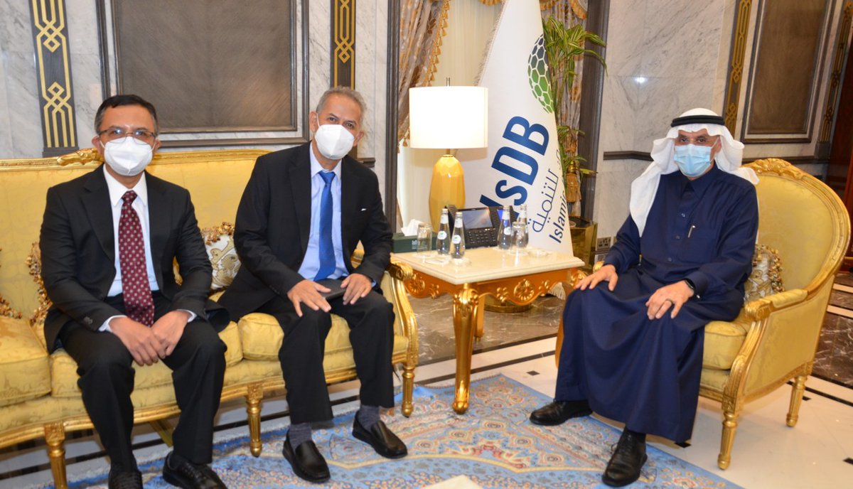 A meeting btwn #IsDB President Dr. Al Jasser &amp; <a href="/BPKHRI/">BPKH RI</a> delegation led by Dr. Yuslam &amp; Dr. Anggito, centered on enhancing collaboration btwn the 2 sides. The delegation delivered a special invitation to #IsDB President to attend the Global Islamic Investment Forum on 25 March 2022