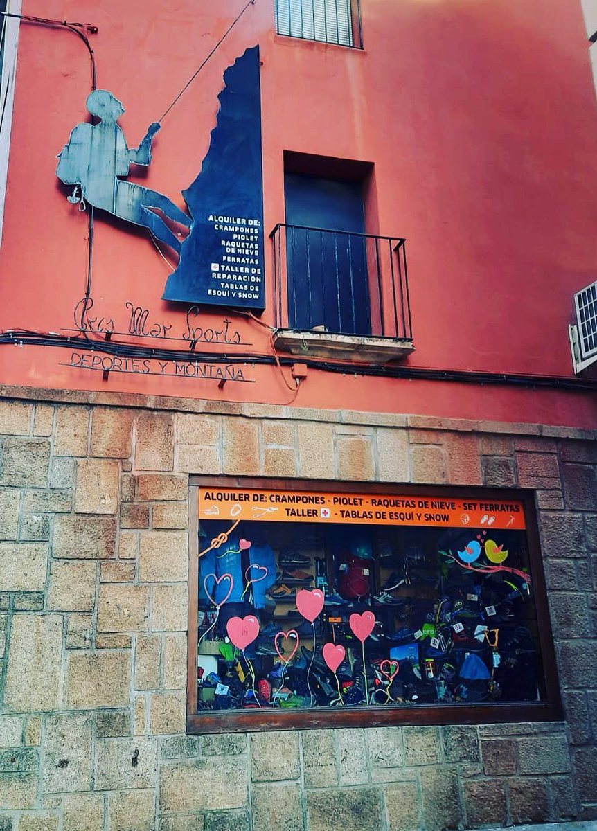 En Cris Mar Sport, querían dar a conocer sus servicios de la forma más visible y fácil y nos pidieron estos fantásticos vinilos, para el escaparate y para su icónico cartel de escalador 🧗‍♂️… ya no tienes excusa para hacer el deporte que más te gusta y alquilar lo que necesites!!