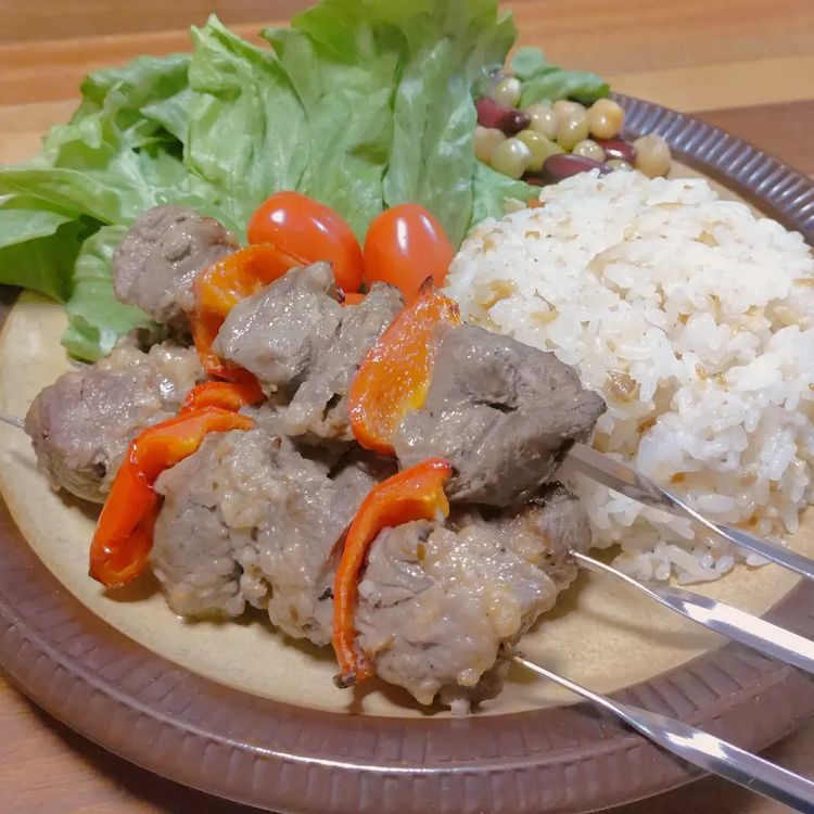 kitanojibie's tweet photo. 🦌えぞ鹿肩肉のシシカバブ🦌

えぞ鹿肩肉の調理報告頂きました😄

鹿肉とパプリカを一口サイズに切り、塩・クミンパウダーにオリーブオイルを加え、材料を漬け込み、串にさして焼く！

ナツメグやオレガノなどスパイスを加えるとさらに美味しい！

キャンプBBQ最高🤤

#北のジビエ #えぞ鹿いただきます https://t.co/HpEAzWCRvb