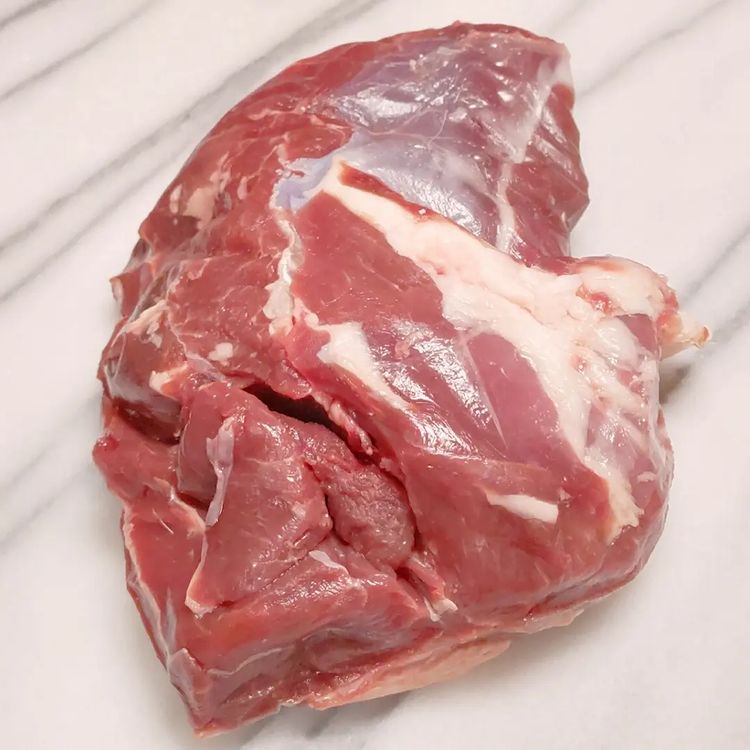 kitanojibie's tweet photo. 🦌えぞ鹿肩肉のシシカバブ🦌

えぞ鹿肩肉の調理報告頂きました😄

鹿肉とパプリカを一口サイズに切り、塩・クミンパウダーにオリーブオイルを加え、材料を漬け込み、串にさして焼く！

ナツメグやオレガノなどスパイスを加えるとさらに美味しい！

キャンプBBQ最高🤤

#北のジビエ #えぞ鹿いただきます https://t.co/HpEAzWCRvb