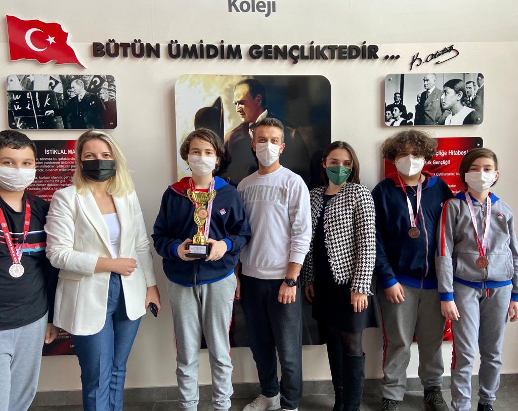 Masa Tenisi Okul Takımımız Tekirdağ Yıldızlar Masa Tenisi Turnuvasında İl 4.sü olmuştur.
Öğrencilerimizi tebrik eder başarılarının devamını dileriz. 🏓🏆👏🏻