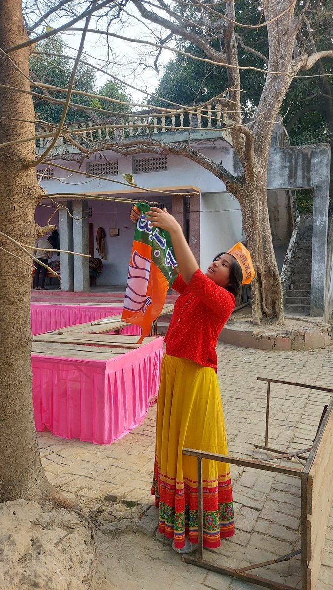 raj_rajkunwar01's tweet photo. आज विधानसभा आलापुर में @BJP4India प्रत्याशी श्री त्रिवेणी राम जी के साथ अपने पैतृक घर ग्राम रायपुर पर देवतुल्य कार्यकर्ताओं के साथ।जिसमें हमारे परिवार के शुभचिंतक श्री @Rajendrasingh32 ने जनता का संबोधित किया और अपना मतदान करके मोदीजी योगजी को मजबूत बनाने के लिए सबसे आग्रह किया। https://t.co/nwmPdj8Div