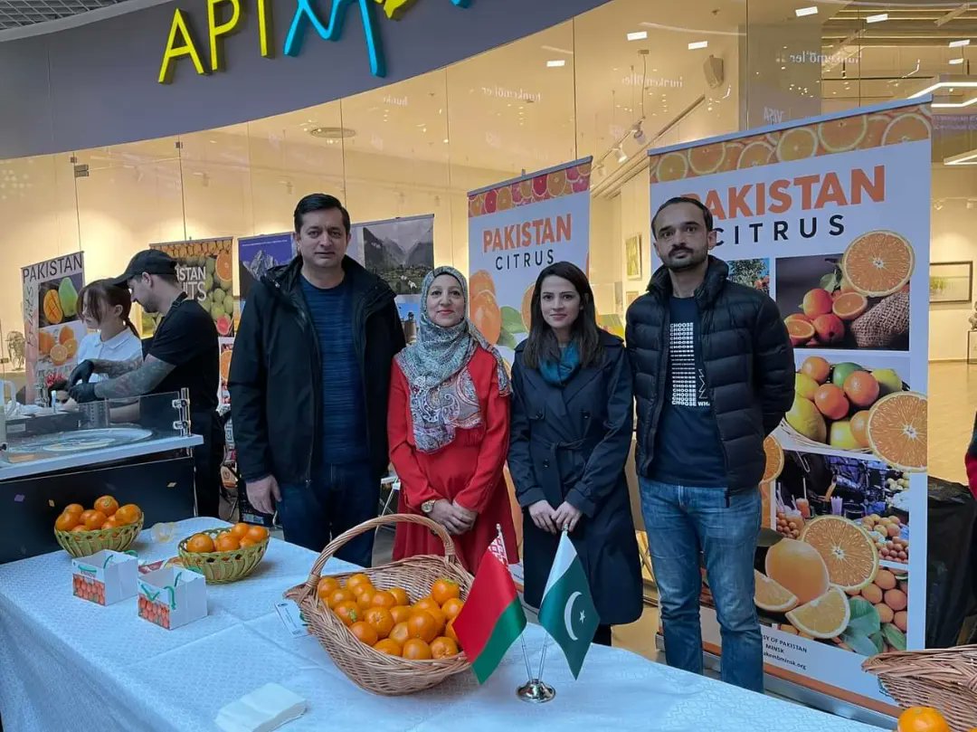 PakinBelarus's tweet photo. The Embassy of Pakistan, Minsk in collaboration with Pak Trading House Belarus organised a Kinnow Festival at one of the largest Shopping Malls in Minsk on 19 February 2022.
#pakinbelarus
#pakistaninbelarus https://t.co/xv5bXFUiSQ