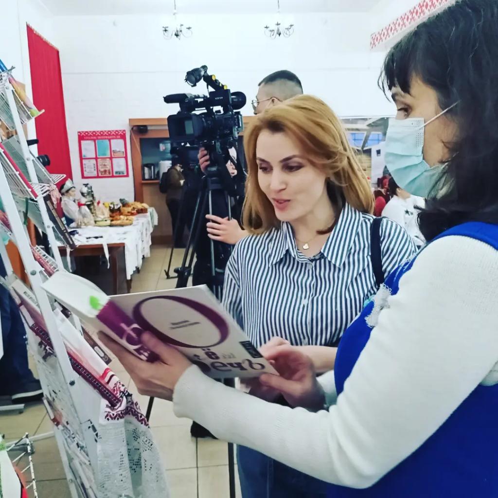 Участвуем в работе Межрегионального форума учителей родного языка.   Знакомим представителей национальных автономий с книжно-иллюстративной выставкой  "Культура народов Поволжья: русские"
#ЦБС #БиблиотекиУльяновска #ДеньРодногоЯзыка #НПКультура #модельныебиблиотеки