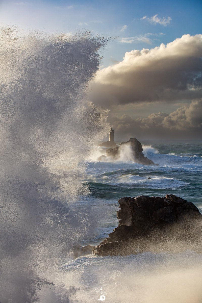 Pointe du Raz - Tempête #Eunice #Eunicestorm Mon site ronanfollic.fr Cette photo peut être imprimée sur papier ou tout autre support sur demande.