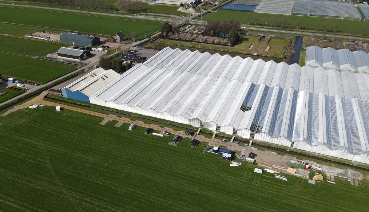 De kans is groot dat uw klanten last hebben gehad van stormschade. Dit is uiteraard zeer vervelend. Onze afdeling Bouw adviseert u graag in het beste materiaal voor vervanging van de kapotte onderdelen voor bijvoorbeeld dubbelwandige Lexan Thermoclear platen.