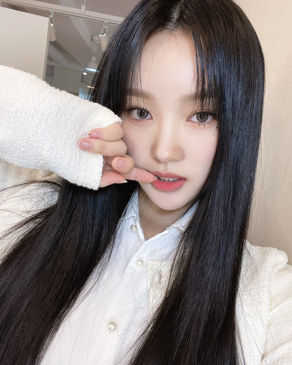 she looks so beautiful without even trying