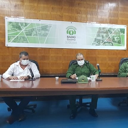¡Felicidades para los trabajadores de la radio pinareña! "La señal sonora de la familia pinareña" 
En especial a aquellos que contribuyen a divulgar los logros de la salud de #PinardelRío #Cuba. 
Felicidades por la entrega y profesionalidad 
#PinardelRíoPorLaVida #CubaPorLaVida