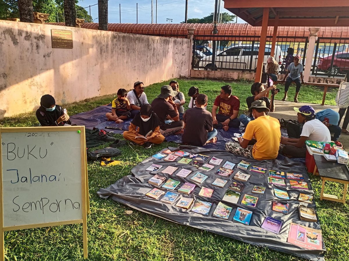 BorneoKomrad's tweet photo. Buku Jalanan Semporna. Diuruskan sepenuhnya oleh Kesatuan Pelajar Sekolah Alternatif.

📍 Pekan Semporna, Sabah

#BorneoKomrad 
#SekolahAlternatif 
#BukuJalanan https://t.co/laNFMhrUhy