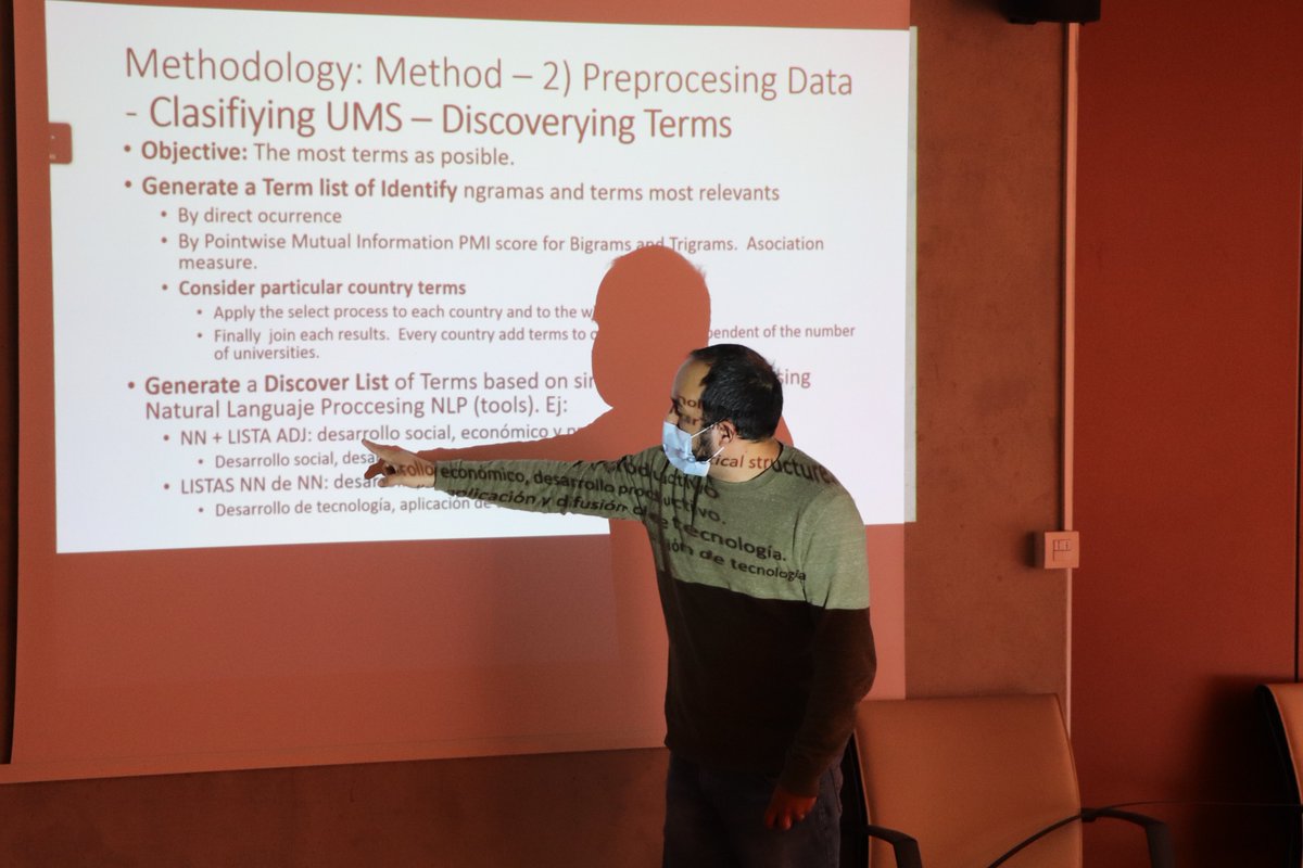 Ingenio_CsicUpv's tweet photo. Esta mañana, algunos miembros del personal investigador predoctoral han estado ensayando sus presentaciones para el acto de mañana. https://t.co/DgiHNR8IiZ