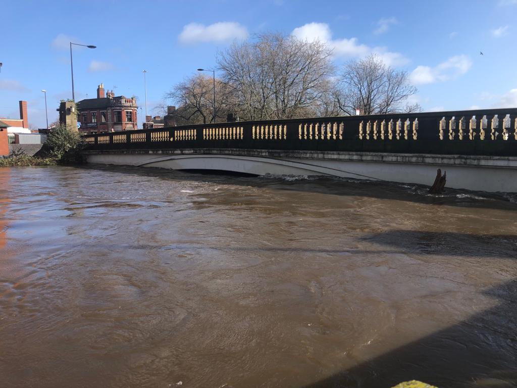 River Derwent flood peak now arriving in #Derby city. Very close to the 2019 record level. River peaking this afternoon and will remain high <a href="/EnvAgencyMids/">Environment Agency Midlands</a> 
check-for-flooding.service.gov.uk/station/2138