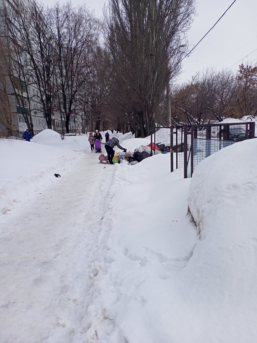 Необходимо вывезти снег вдоль дороги 15мкр,пр.К-Маркса 452,где мусорная площадка и остановка ОТ Рынок 15мкр.К контейнерам не подойти,мусор кидают вдоль тротуара.Вопрос с очисткой снега так и не решили за зиму.На дороге уже море.<a href="/SamMobilePriem/">Мобильная приемная Губернатора Самарской области</a> <a href="/D_Azaroff/">Дмитрий Азаров</a>