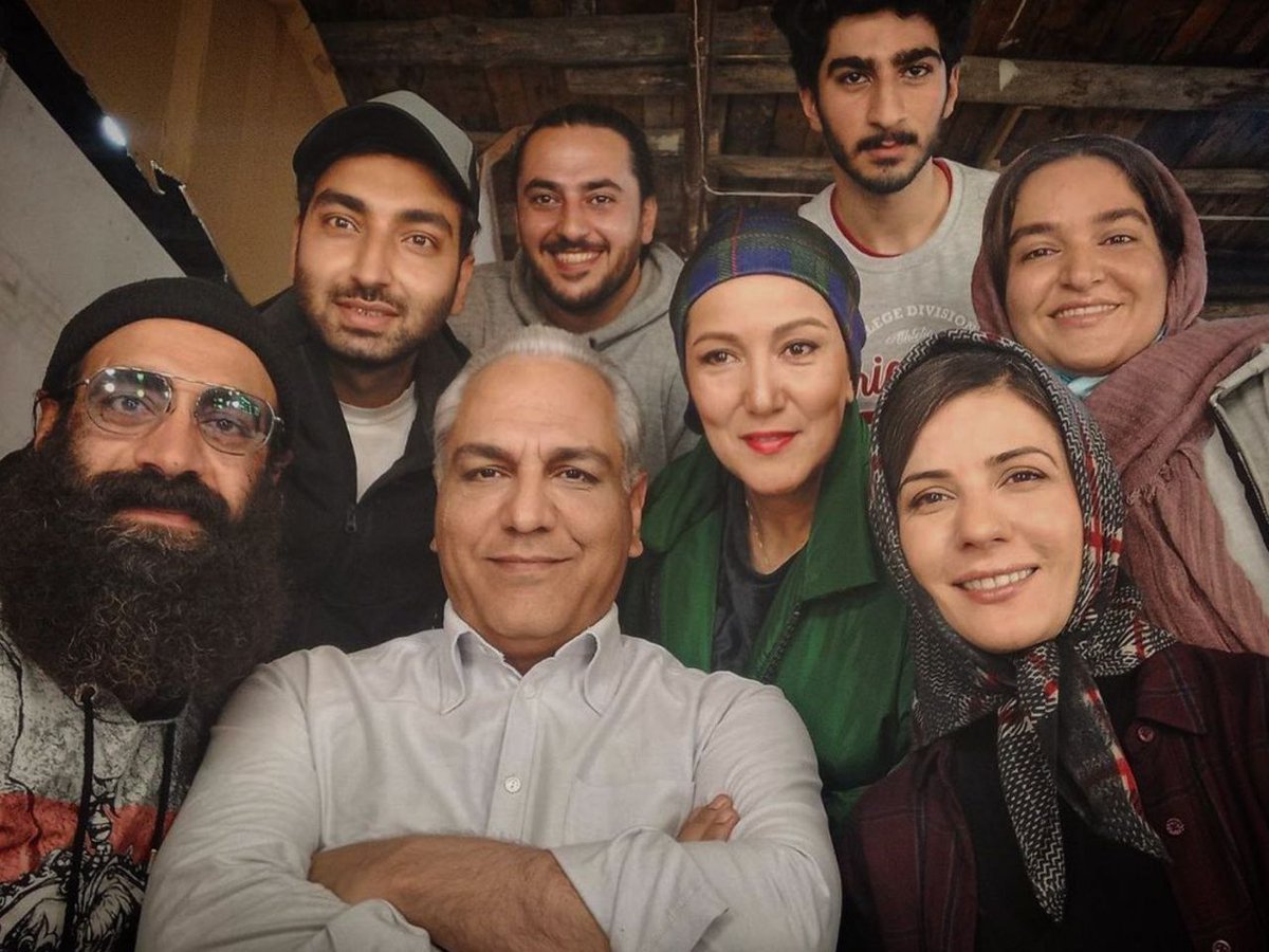 Mehran__Modiri's tweet photo. مهران مدیری در کنار سارا بهرامی، پانته‌آ بهرام و محسن دارسنج (طراح گریم) در پشت صحنه فیلم سینمایی «خائن‌کشی» https://t.co/fyszILtb1O