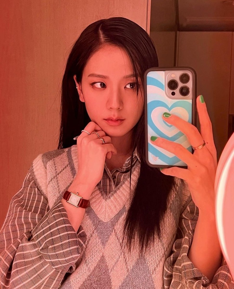 JISOO LOOKS tweet media