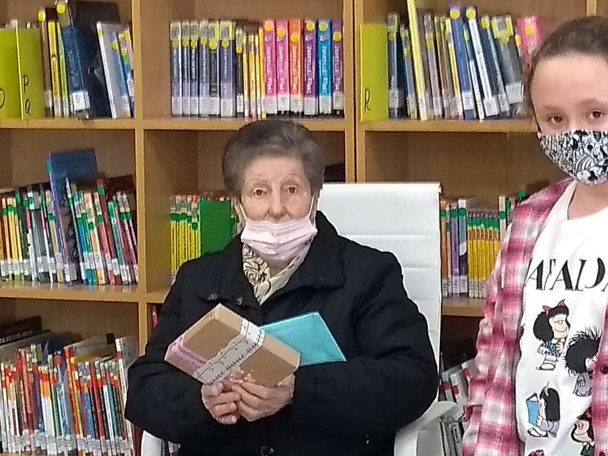 CEIPLAREDO's tweet photo. Grazas Señora Dora por vir ata o cole o día da lingua materna a falarnos dos xogos que facía cando era nena. #cuartolaredo #bibliolaredo #dinamizacionlaredo https://t.co/lk0rLcYhpw