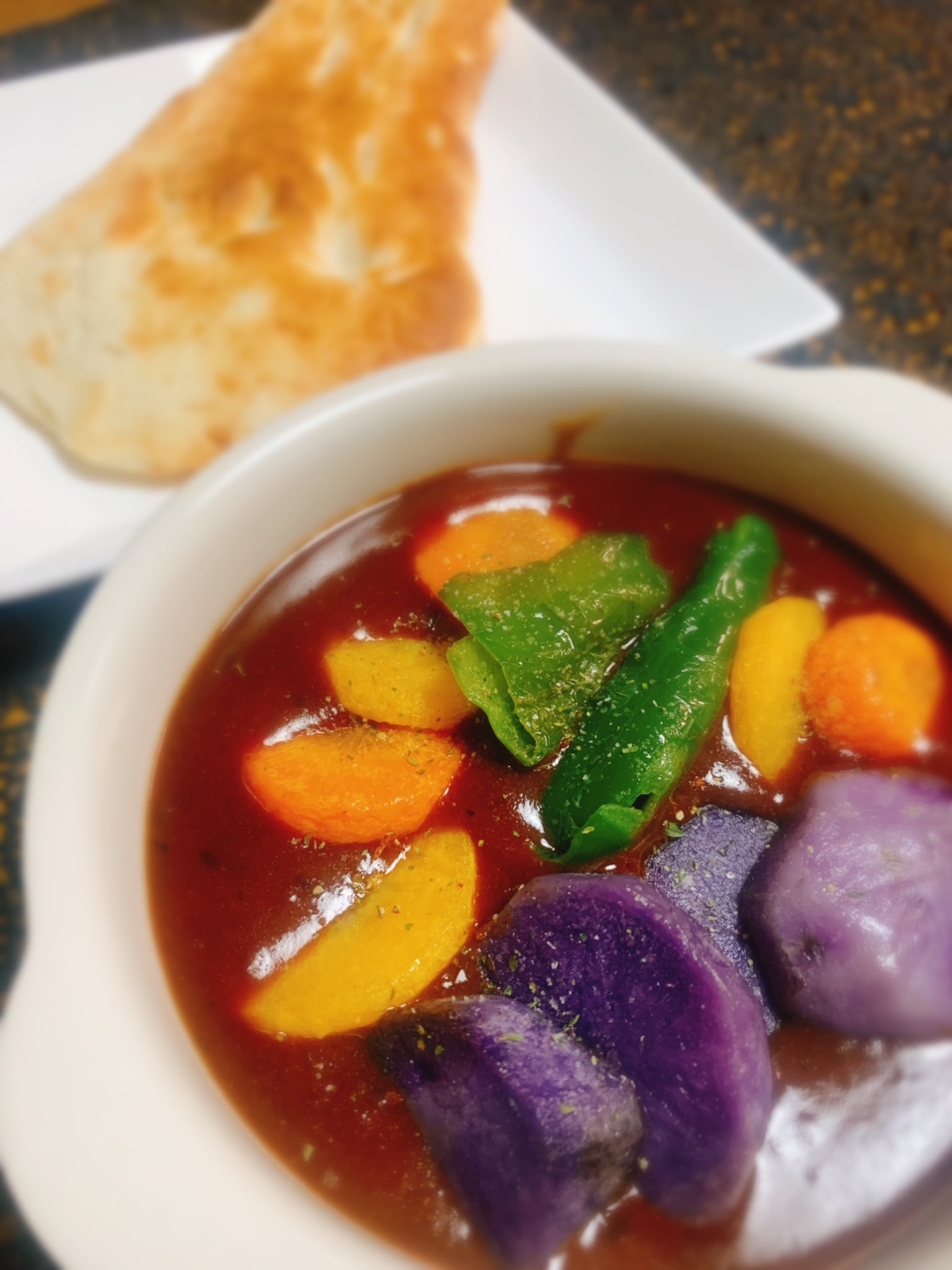 つむぎ こんばんは カラフルお野菜のカレー シャドークイーン の紫が凄い インディアンエクボが可愛いすぎ と思う今日この頃 今日も一日お疲れ様でした T Co M68igajtbb Twitter