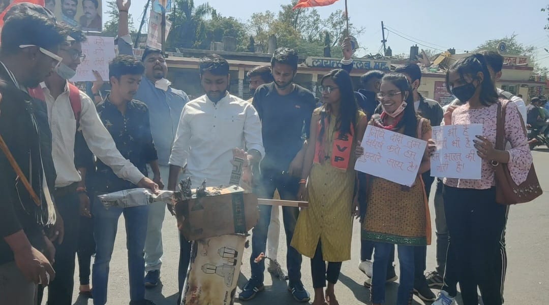 abvpmhow's tweet photo. आज @abvpmhow द्वारा जिला केंद्र पर लावण्या को न्याय दिलाने व @ABVPVoice राष्ट्रीय महामंत्री सुश्री @nidhitripathi92 जी की रिहाई को लेकर तमिलनाडु सरकार का विरोध करते हुए तमिलनाडु के मुख्यमंत्री @mkstalin का पुतला दहन किया...!!
@abvpmalwa_mp 
@PrafullaAkant 
@NileshSolnki12 https://t.co/3Zi1WVNmdB