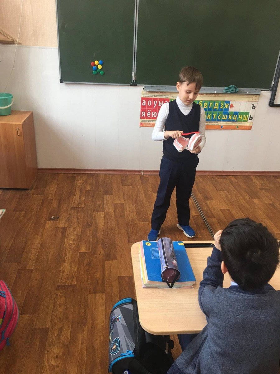 Сегодня в школе прошли уроки здоровья в рамках программы "Ослепительная улыбка на всю жизнь". Ребята повторили,как правильно чистить зубы и соблюдать гигиену. Учителя услышали рекомендации по профилактике и лечению нарушений голоса.
<a href="/depsamobr63/">Департамент образования Администрации г.о. Самара</a>