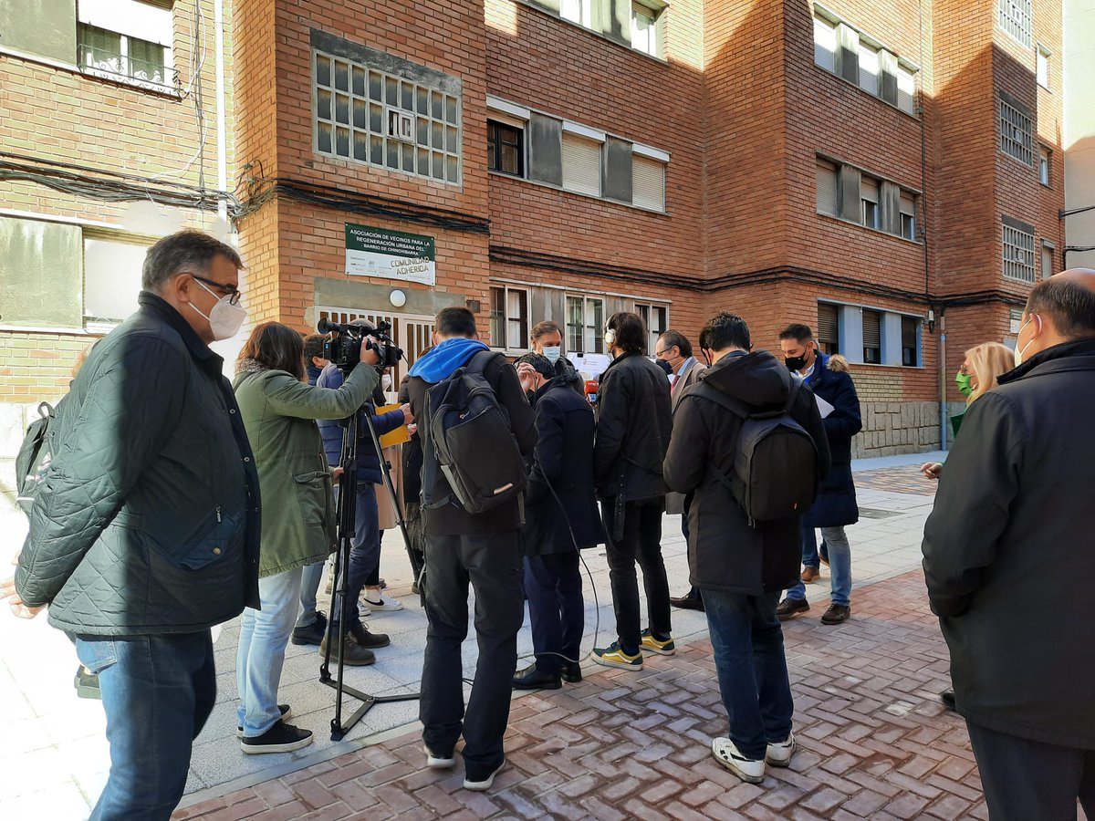 RehabCrolec's tweet photo. 📌 Visita del Alcalde y Concejal de Fomento a las obras del barrio de Chinchibarra en #Salamanca en las que Crolec ha participado #rehabilitando los edificios.
¡Un trabajo en equipo para modernizar un barrio!
👏👏👏
@aytoSalamanca @navitiaportae @CONGESA_XXI #PMVU https://t.co/74TB7w56Ws